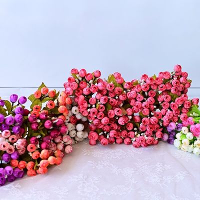 En interiores y exteriores pequeñas y bonitas cabezas de flores rojas, flores de plástico al por mayor, decoración para el hogar duradera.