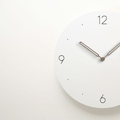 Relojes de pared personalizados de nuevo estilo europeo Relojes de pared modernos únicos de MDF creativos